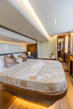 Load image into Gallery viewer, Yacht Aquila 60ft