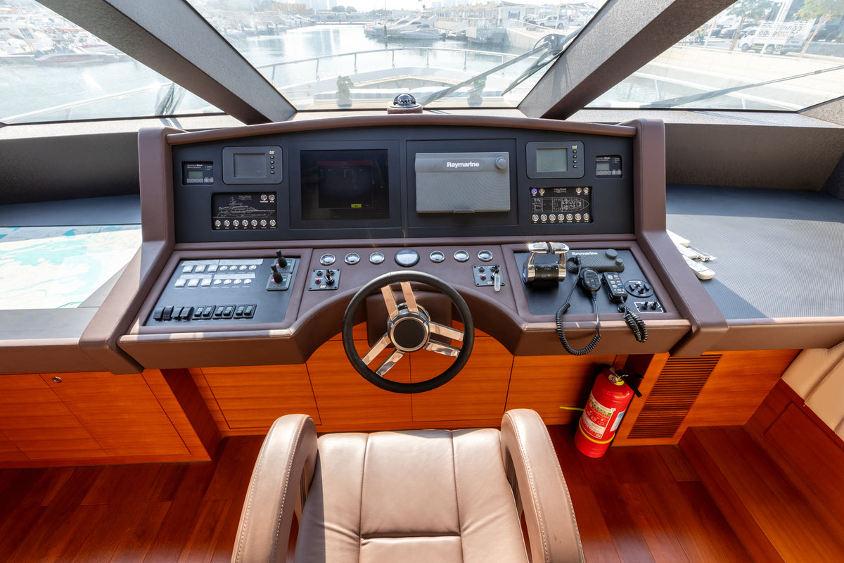 Yacht Caliente 96ft