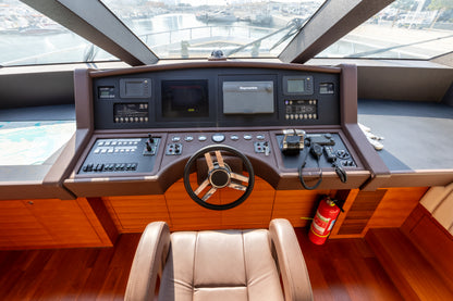 Yacht Caliente 96ft
