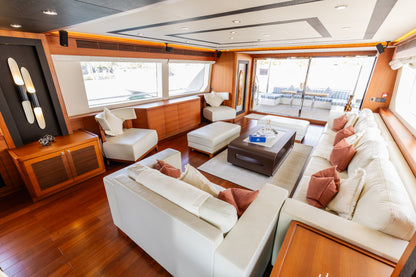 Yacht Caliente 96ft